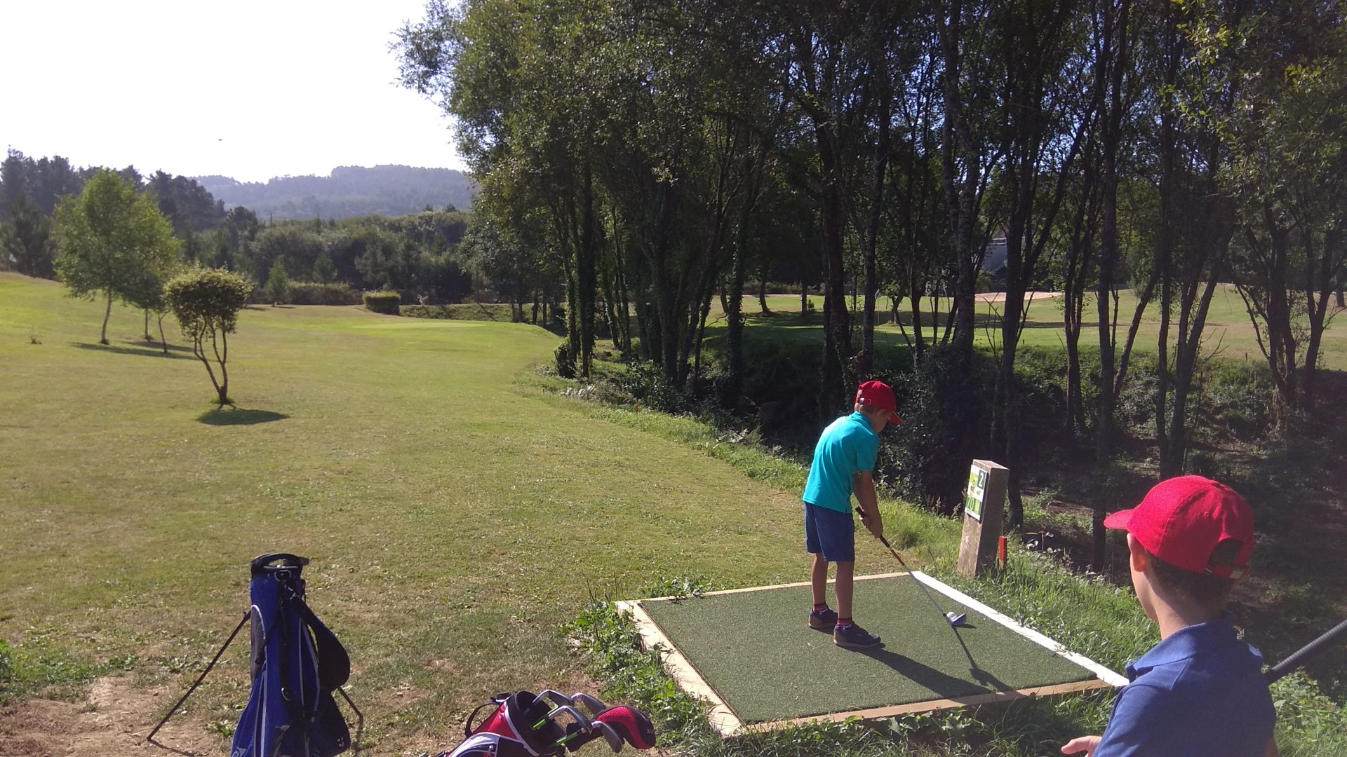 El golf es un deporte que presenta una gran variedad de beneficios para los más jóvenes. Esta práctica deportiva consiste en una adquisición de habilidades tanto básicas como específicas que mejorarán y ayudarán a un correcto desarrollo motriz. Además de esto, el golf abarca muchos más ámbitos que los propios deportivos, y algunos de los beneficios más destacados los resumimos en la siguiente lista: